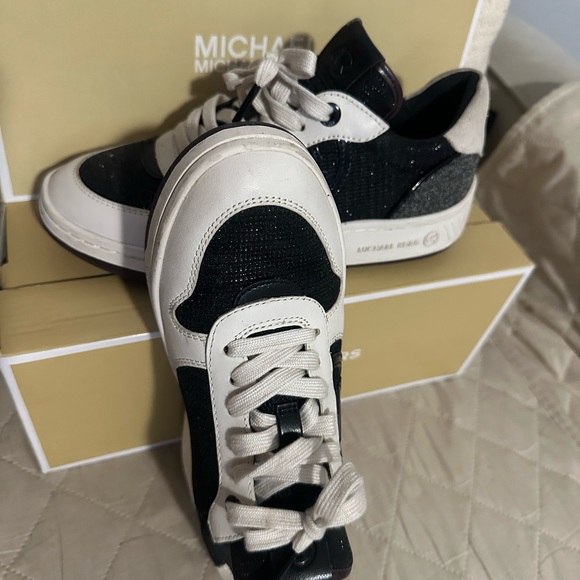 Blanco, negro y plateado, una sola postura, size 6 - Picture 3 of 3